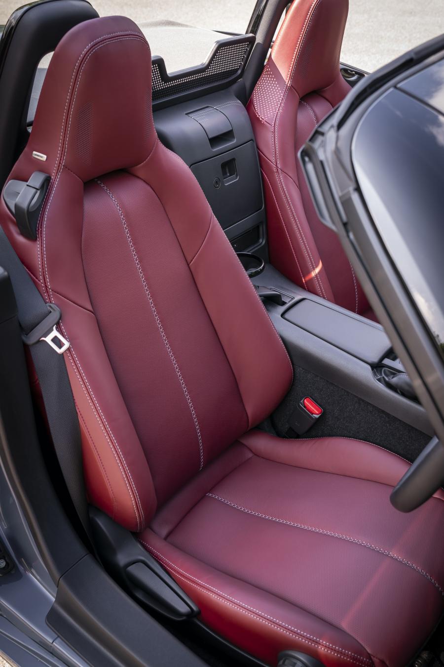 Интерьер Mazda MX-5 R-Sport (ND) 2020 года  (UK) (фото 26 из 86)